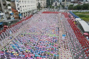 3000多名老年人参加养生瑜伽展演活动。
