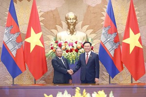 越南国会主席王廷惠与柬埔寨王国国会主席韩桑林握手。