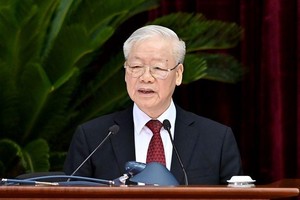 越共中央总书记阮富仲主持会议并发表讲话。（登科 摄）