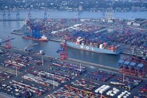 附图：德国汉堡港的集装箱。（图片来源：路透社）