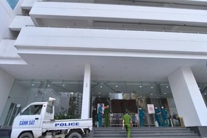 职能部门对阮文青居住的公寓进行封锁。