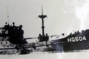 1988年3月14日在鬼鹿角礁保护国家海洋岛屿主权的战斗中被敌军射击并下沉的HQ 604号船。（图片来源：越通社）