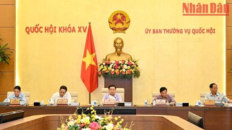 越南国会主席王廷惠和各位国会副主席出席会议。（维玲 摄）