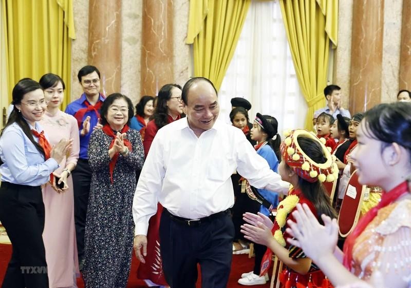 阮春福主席会见优秀少年儿童代表。（图片来源：越通社）