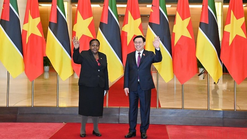 越南国会主席王廷惠与莫桑比克议会议长。（维玲 摄）