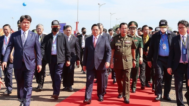 越南政府总理范明正与柬埔寨首相洪森一同出席纪念活动。（图片来源：越通社）