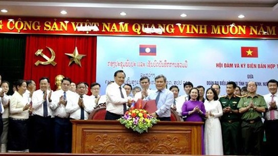 越南广平省和老挝沙湾拿吉省签署合作备忘录。