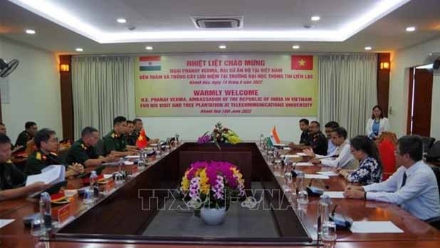 印度驻越南大使造访通信军官学校。（图片来源：越通社）