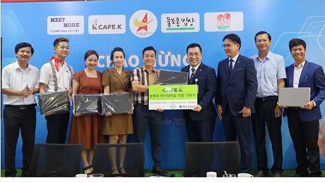 得乐省领导向韩国企业代表赠送纪念品。（图片来源：劳动报）