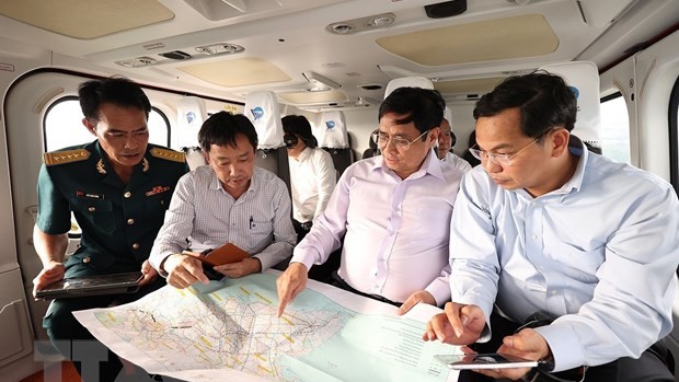 政府总理范明正对九龙江三角洲进行考察。（图片来源：越通社）
