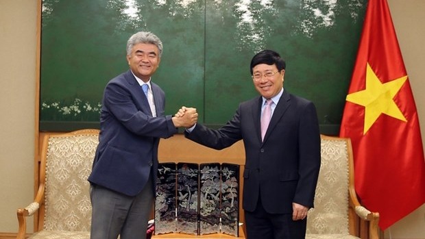 越南政府常务副总理范平明会见韩国大宇工程建设公司总裁Jung Won Ju。