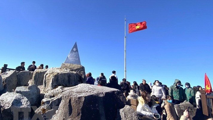 众多游客征服番西邦峰。