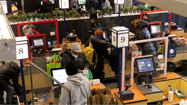 美国人在2022年3月28日在纽约市曼哈顿区的一家超市付款。（图片：路透社）