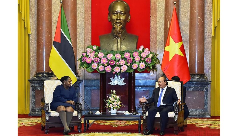 越南国家主席阮春福会见莫桑比克国民议会议长埃斯佩兰卡•劳琳达•弗朗西斯科•尼瓦内•比亚斯。
