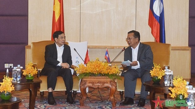 潘文江部长会见老挝国防部部长沙蒙•占沙蒙。（图片来源：越通社）