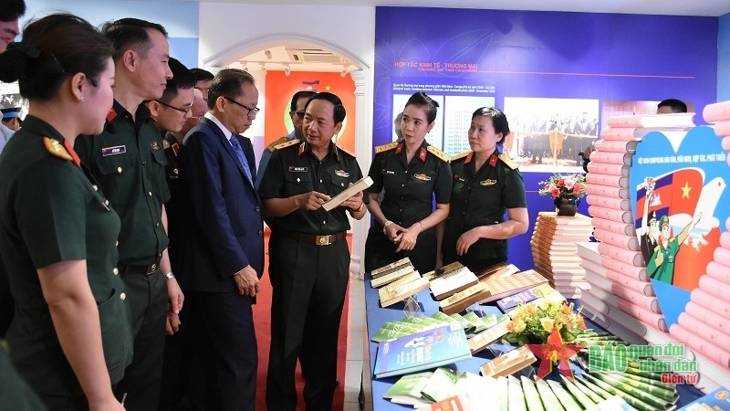 越柬团结友谊展览会共展示了200多件照片、资料和实物。