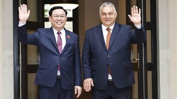 越南国会主席王廷惠与匈牙利总理欧尔班·维克托。（图片来源：越通社）