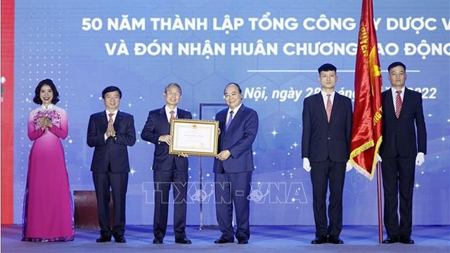 阮春福主席向越南制药总公司颁发一等劳动勋章。（图片来源：越通社）