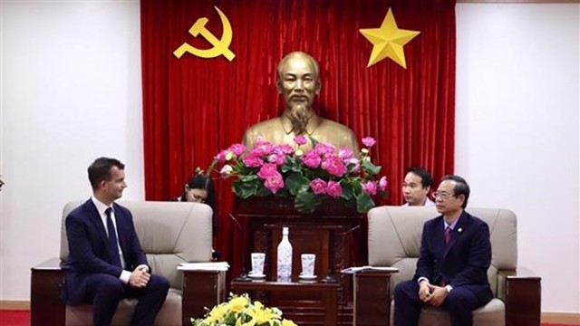 越南欧洲商会秘书长欧文·德巴里亚会见平阳省领导。（图片来源：越通社）