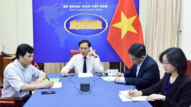 越南外交部长裴青山与约旦副首相兼外交与侨务大臣埃伊曼·萨法迪通电话。（图片来源：越通社）