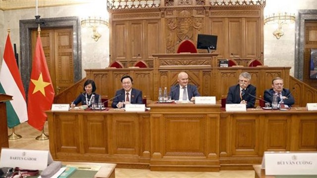 越南国会主席王廷惠与匈牙利国会主席克韦尔·拉斯洛主持召开第四次立法座谈会。（图片来源：越通社）