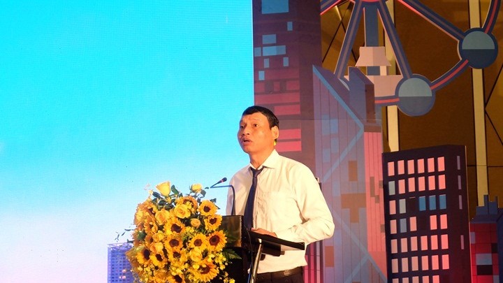 岘港市人民委员会常务副主席胡旗明发表讲话。