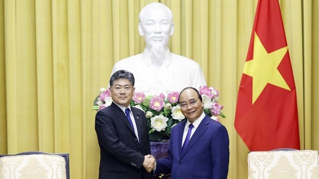 越南国家主席阮春福（右）会见日本法务省大臣古川祯久。（图片来源：越通社）