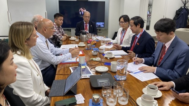 越南教育培训部长阮金山与英国教育大臣纳迪姆·扎哈维举行座谈。（图片来源：越通社）
