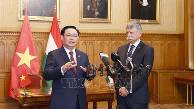 越南国会主席王廷惠和匈牙利国会主席克韦尔·拉斯洛。（图片来源：越通社）