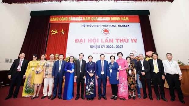 出席越南与加拿大友好协会召开第四次代表大会代表合影。（图片来源：国际报）