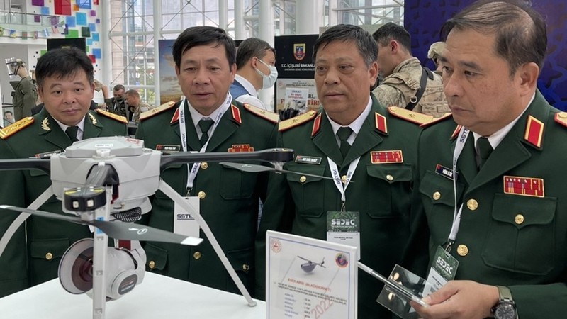 越南国防代表团参观2022年国防工业展览会。（图片来源：越南人民军队报）