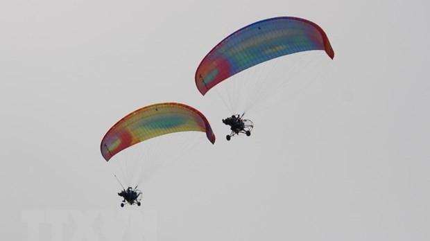 2022年滑翔伞节在庆和省芽庄市开幕。