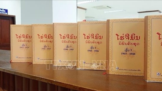 《胡志明全集》老挝语版。（图片来源：越通社）