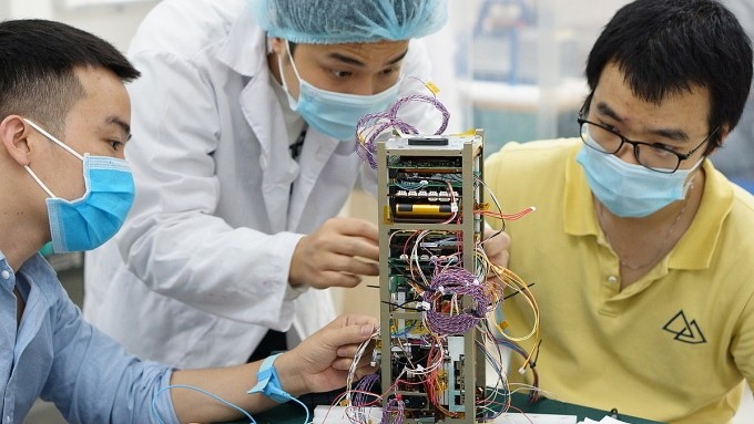 越南宇宙中心的工程师在设计卫星。（图片来源：VNSC）