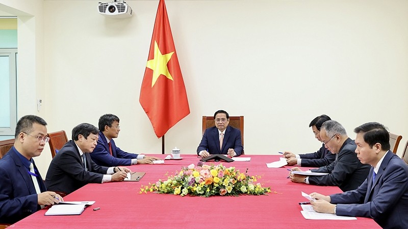 越南政府总理范明正与韩国总理韩德洙通电话。（图片来源：VGP）