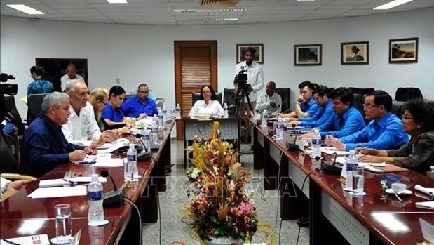 越南劳动总联合会代表团与古巴劳动者和古巴工人中央工会举行会谈。（图片来源：越通社）