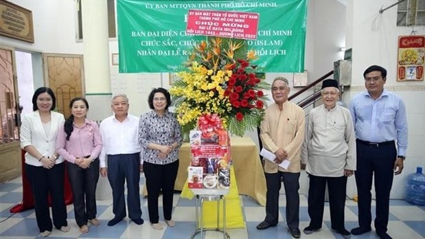 胡志明市越南祖国阵线委员会主席苏氏碧珠女士向伊斯兰教信众代表委员送花。（图片来源：越通社）