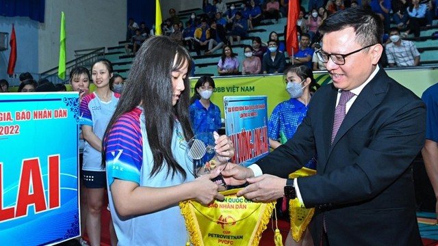 《人民报》社总编辑黎国明向参赛队伍赠送纪念章。