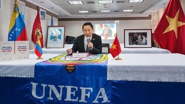 越南驻委内瑞拉大使黎曰缘发表讲话。（图片来源：越通社）