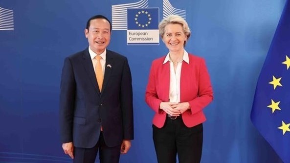 越南驻欧盟特命全权大使、代表团团长阮文草与欧盟委员会主席冯德莱恩。（图片来源：越通社）
