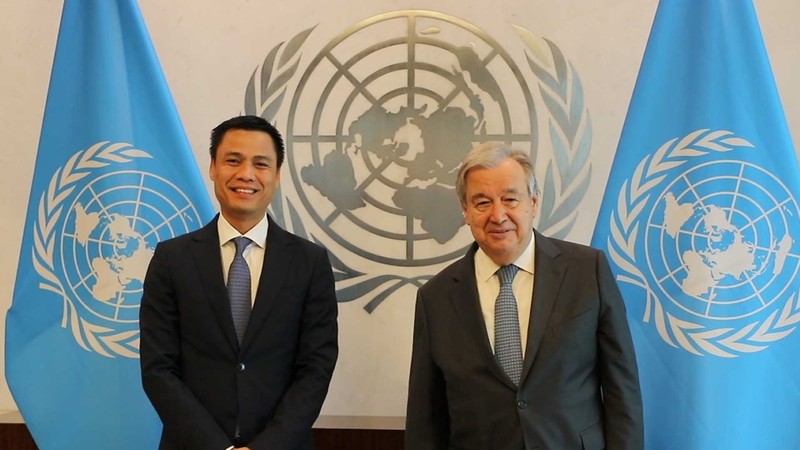 越南常驻联合国代表邓黄江大使和联合国秘书长安东尼奥· 古特雷斯。（图片来源：国际报）