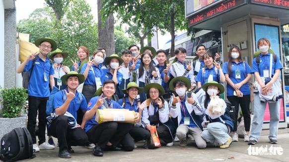 胡志明市的志愿者。（图片来源：年轻人报）