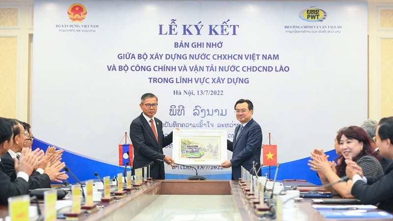 越南建设部与老挝公共工程和运输部签署合作备忘录。
