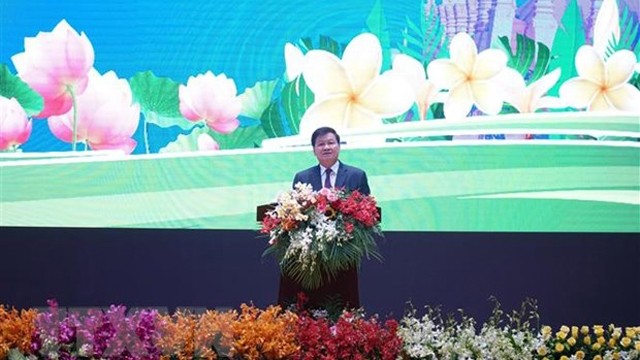老挝人民革命党中央委员会总书记、国家主席通伦•西苏里在会上发表讲话。
