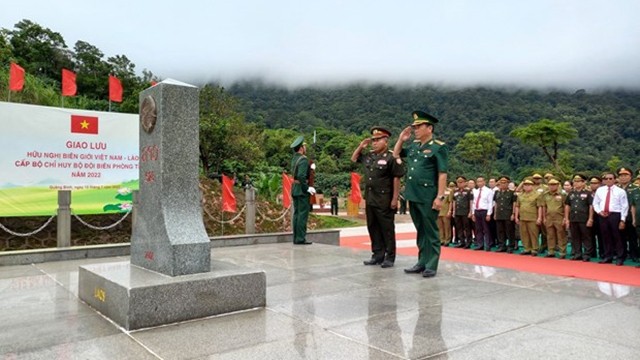两国边防部队举行友好交流活动，双方边防部队在第528号界碑进行敬旗礼。