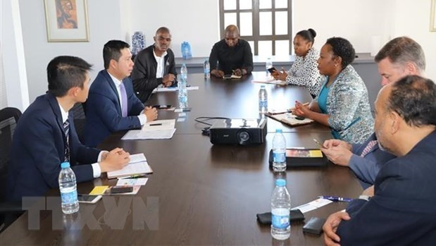 越南驻南非大使馆工作代表团与德班工商会举行工作会谈。（图片来源：越通社）
