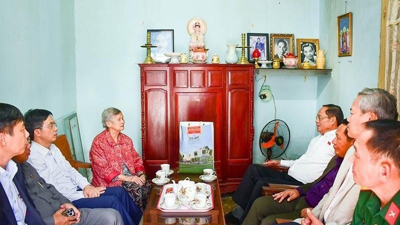 越南国会副主席陈光方上将探望慰问居住在林同省大叻市的烈士夫人阮氏缘。