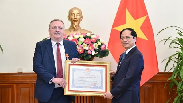 越南外交部长裴青山向匈牙利驻越南大使奥里·恰巴颁发友谊勋章。（图片来源：国际报）