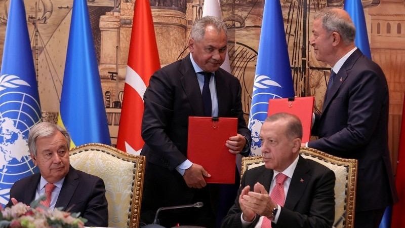 2022年7月22日，联合国秘书长安东尼奥·古特雷斯、俄罗斯国防部长绍伊古和土耳其总统雷杰普·塔伊普·埃尔多安出席在土耳其伊斯坦布尔举行的签字仪式。（图片来源：路透社）