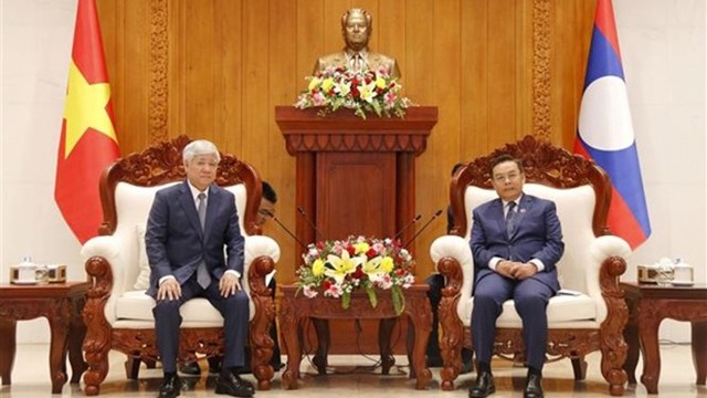 杜文战同志会见老挝国会主席赛宋蓬·丰威汉。（图片来源：越通社）